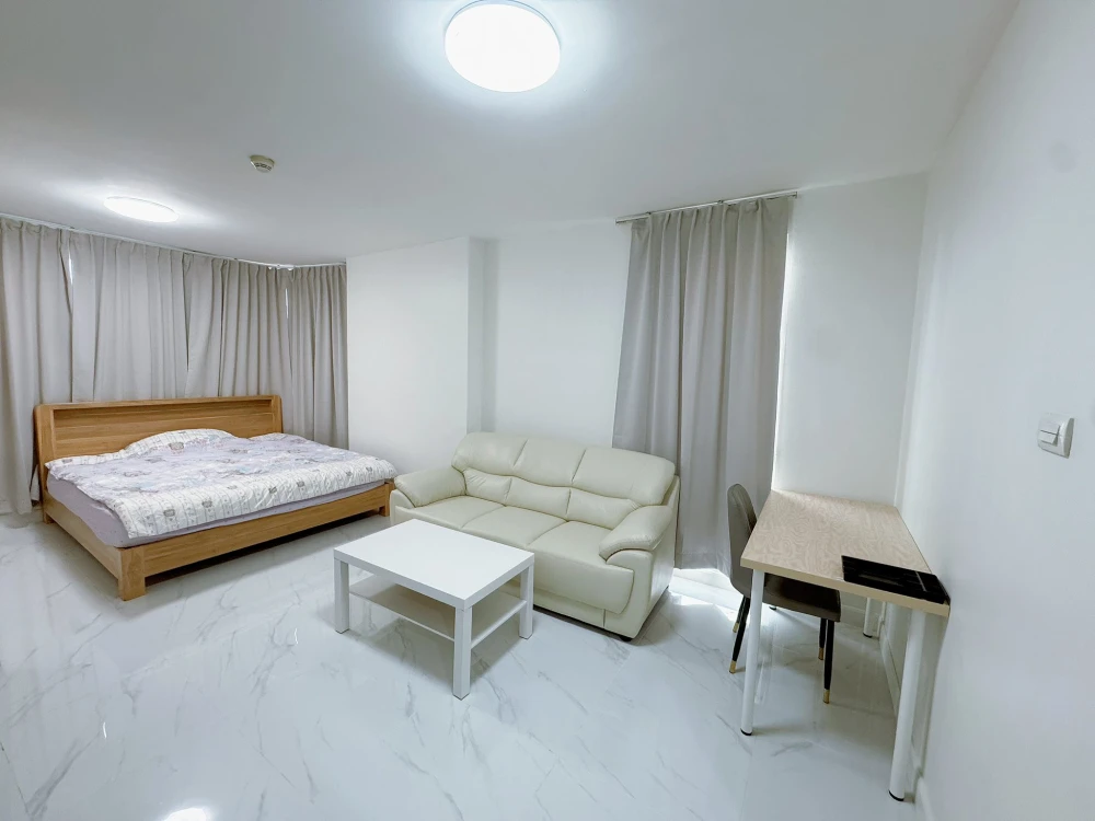 For rent: Ivy Ratchada Condominium, spacious room, comes with usable space, hurry up and reserve now, don't miss out.