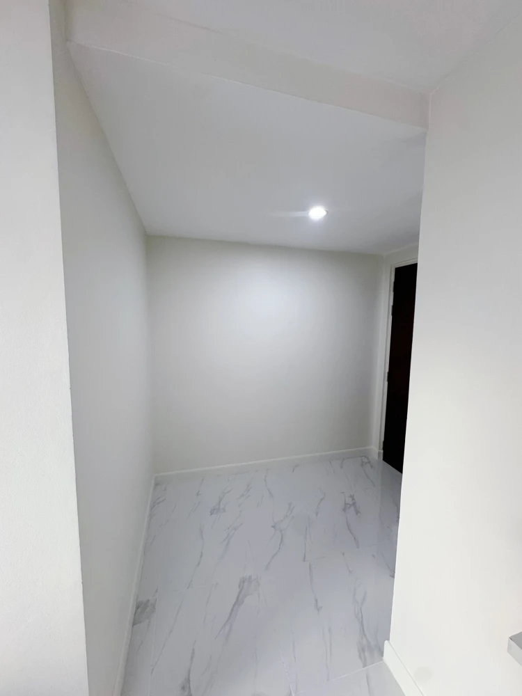 For rent: Ivy Ratchada Condominium, spacious room, comes with usable space, hurry up and reserve now, don't miss out.