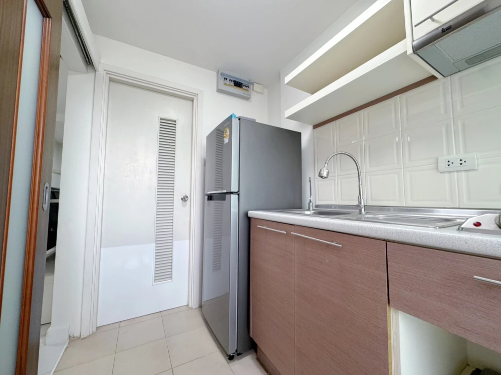 For rent: Ivy Ratchada Condominium, spacious room, comes with usable space, hurry up and reserve now, don't miss out.