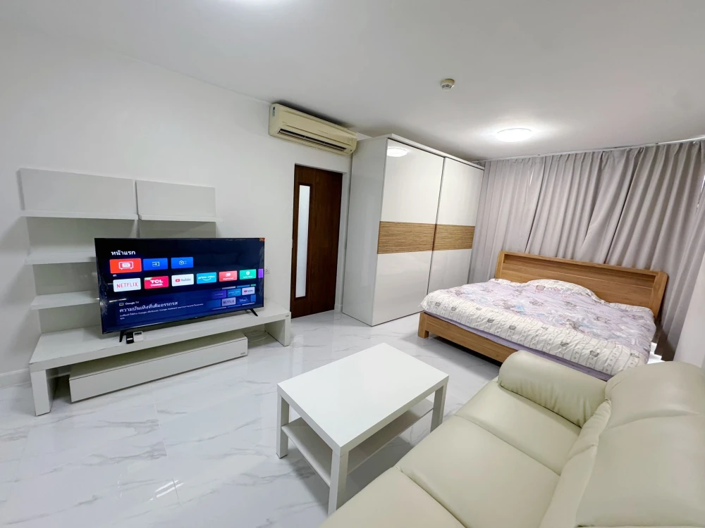 For rent: Ivy Ratchada Condominium, spacious room, comes with usable space, hurry up and reserve now, don't miss out.