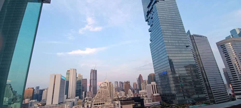 For rent: Ivy Sathorn 10. A lovely unit with beautiful, unobstructed city views and ample living space. What are you waiting for?