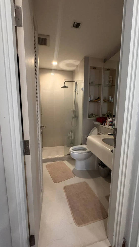 For rent: Ivy Sathorn 10. A lovely unit with beautiful, unobstructed city views and ample living space. What are you waiting for?