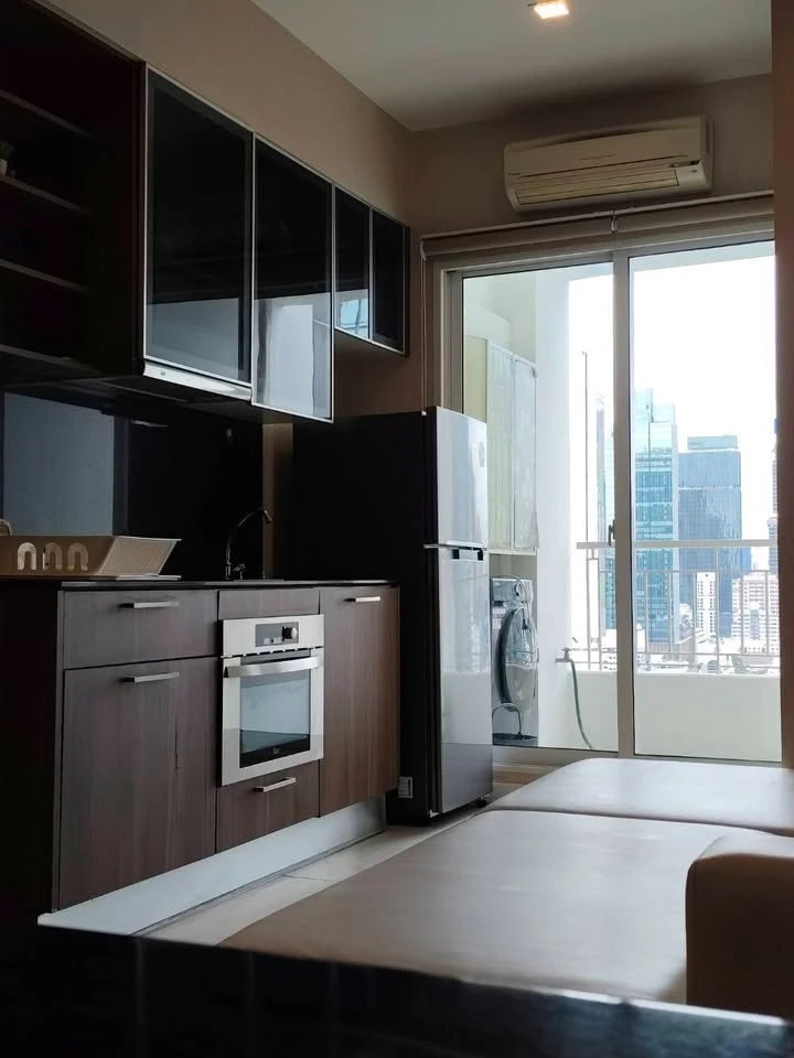 For rent, Ivy Sathorn 10, corner room, high floor, city view, no buildings blocking, spacious area, decorated, ready to move in