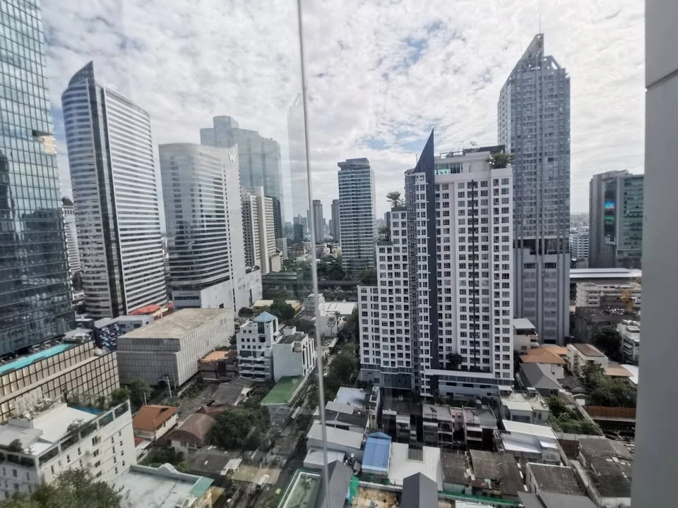 For rent, Ivy Sathorn 10, corner room, high floor, city view, no buildings blocking, spacious area, decorated, ready to move in