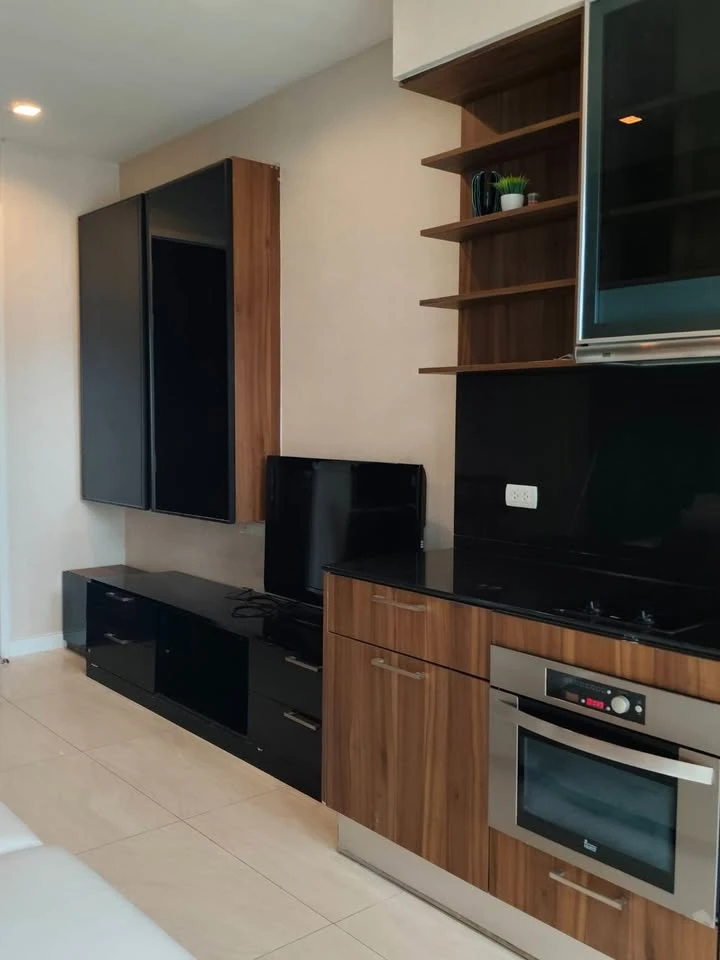 For rent, Ivy Sathorn 10, corner room, high floor, city view, no buildings blocking, spacious area, decorated, ready to move in