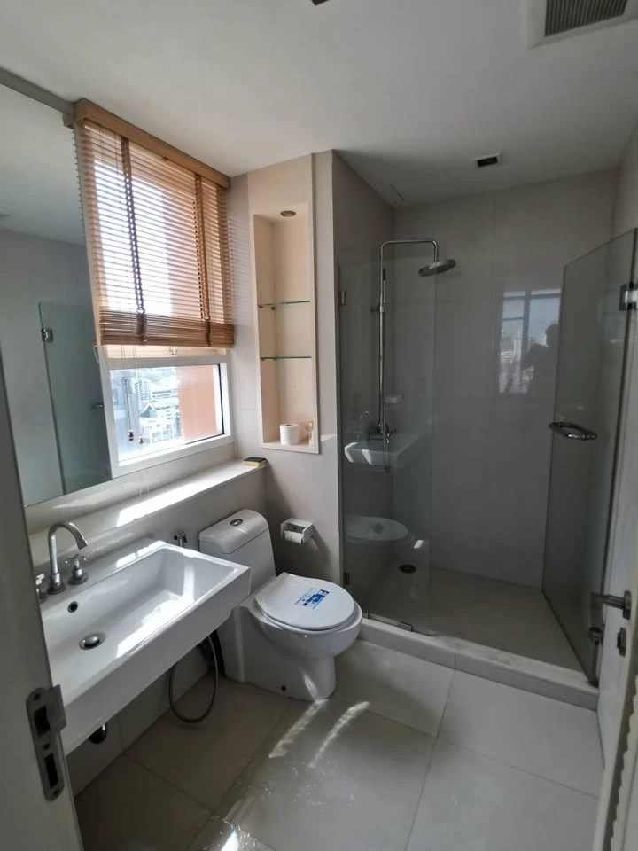 For rent, Ivy Sathorn 10, corner room, high floor, city view, no buildings blocking, spacious area, decorated, ready to move in