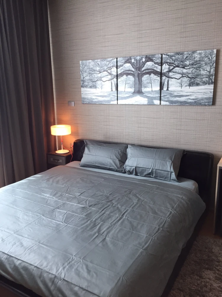 For rent: Hyde Sukhumvit 13, 2 bedrooms, 2 bathrooms, with bathtub, corner room, very high floor, book now and you won't be disappointed.