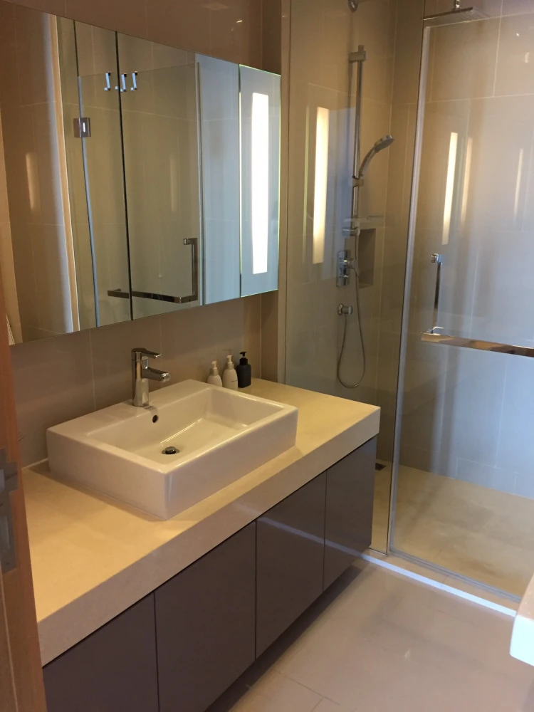 For rent: Hyde Sukhumvit 13, 2 bedrooms, 2 bathrooms, with bathtub, corner room, very high floor, book now and you won't be disappointed.