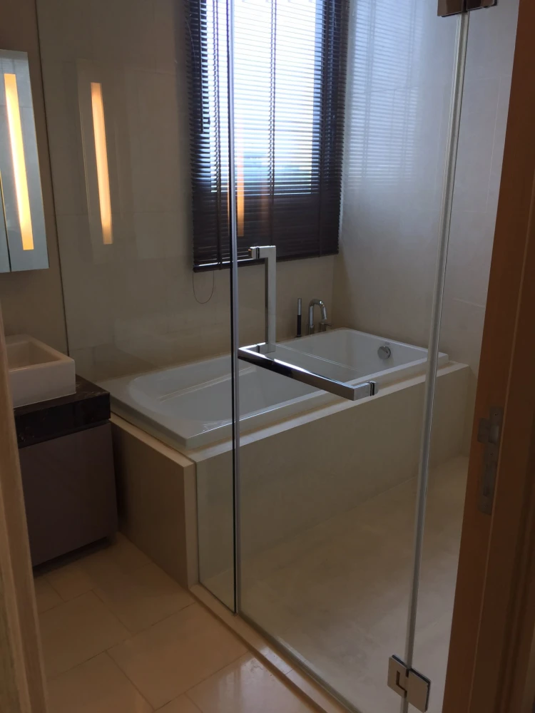 For rent: Hyde Sukhumvit 13, 2 bedrooms, 2 bathrooms, with bathtub, corner room, very high floor, book now and you won't be disappointed.