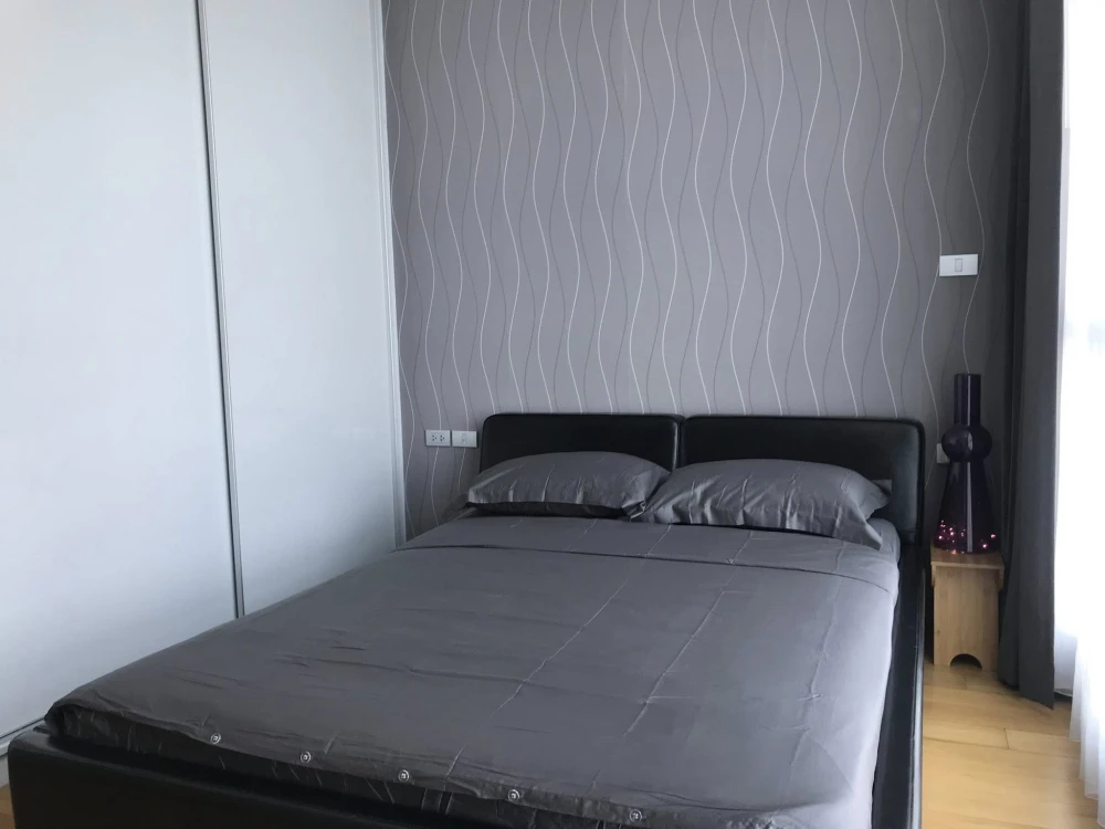 For rent: Hyde Sukhumvit 13, 2 bedrooms, 2 bathrooms, with bathtub, corner room, very high floor, book now and you won't be disappointed.