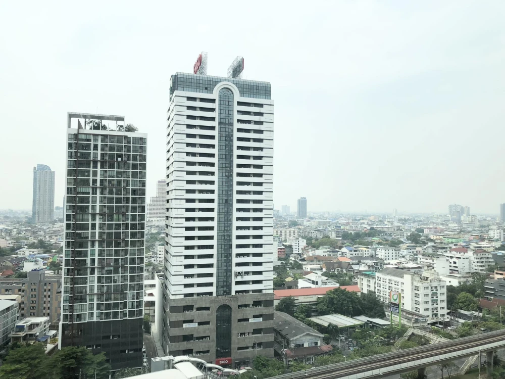 ให้เช่า ไฮฟ์ แอท สาทร ห้องอยู่ชั้น 19 แยกโซนด้วยบานเลื่อนแบบกระจก ช่วยให้ห้องโล่ง ติดวอลเปเปอร์ทั้งห้อง ต้องจอง!!