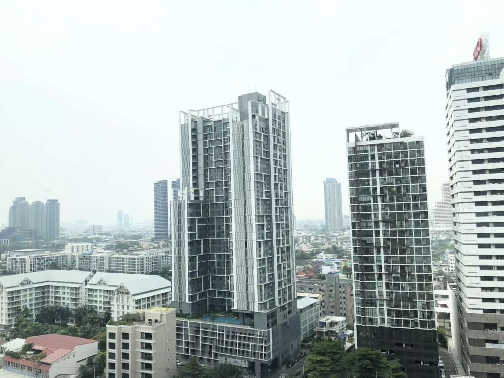 ให้เช่า ไฮฟ์ แอท สาทร ห้องอยู่ชั้น 19 แยกโซนด้วยบานเลื่อนแบบกระจก ช่วยให้ห้องโล่ง ติดวอลเปเปอร์ทั้งห้อง ต้องจอง!!