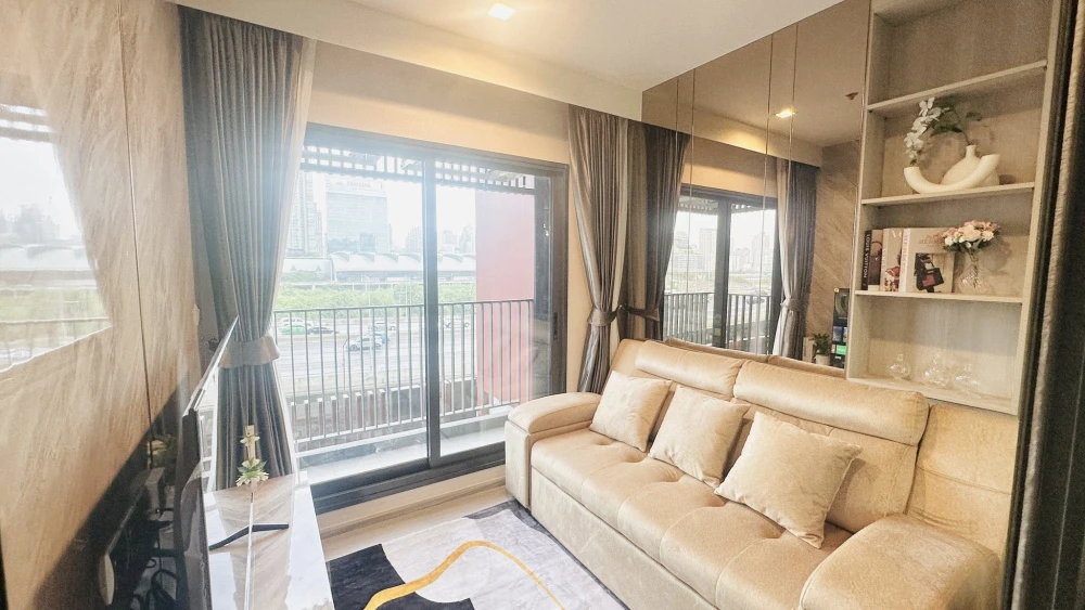 For rent: Life Asoke Hype, Makkasan Expressway view, cool breeze, no blockage, beautiful built-in decoration throughout the room. Reserve now, get it