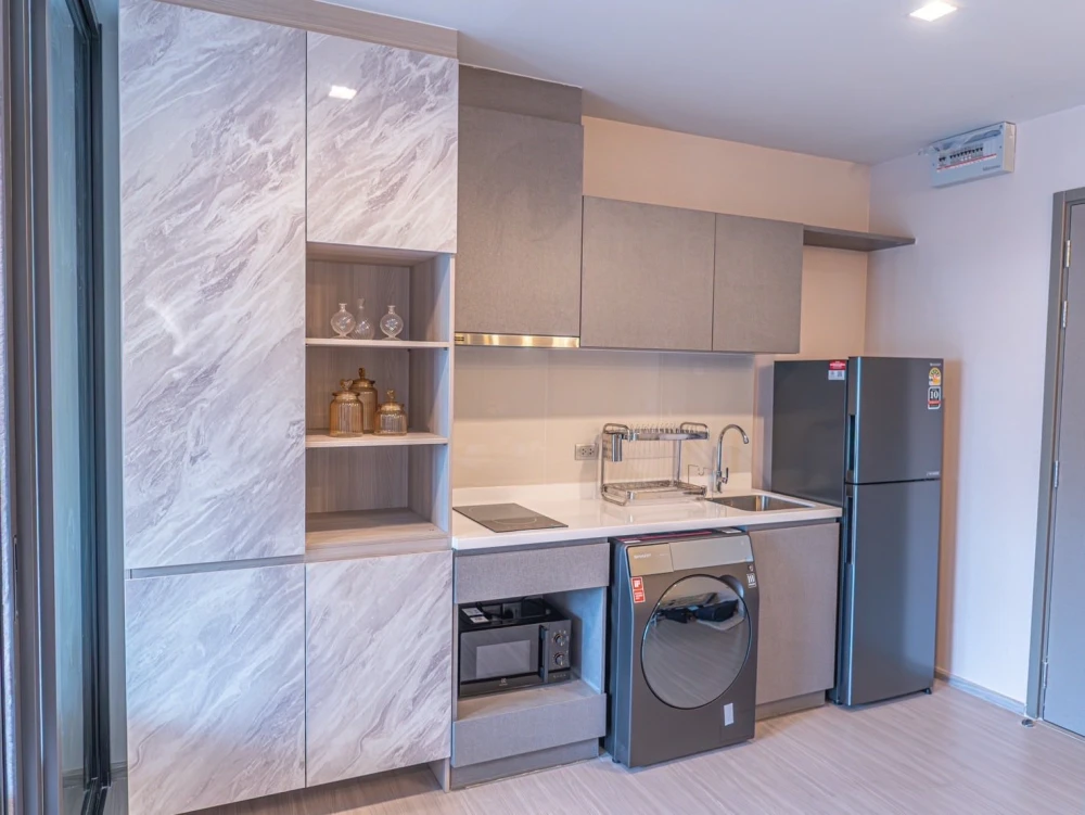 For rent: Life Asoke Hype, Makkasan Expressway view, cool breeze, no blockage, beautiful built-in decoration throughout the room. Reserve now, get it