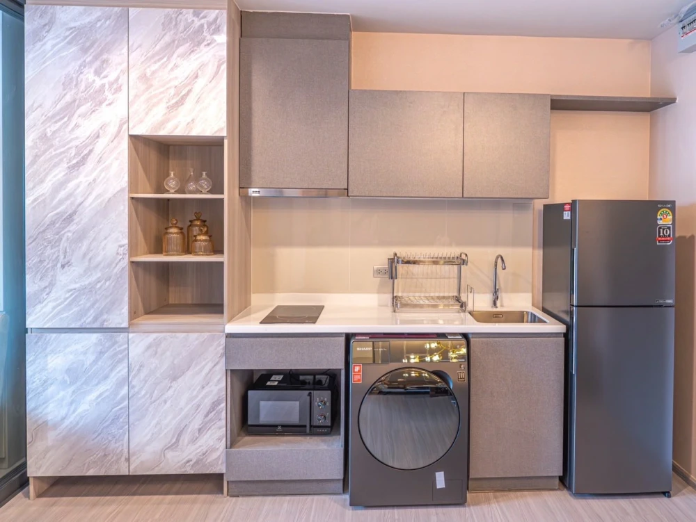 For rent: Life Asoke Hype, Makkasan Expressway view, cool breeze, no blockage, beautiful built-in decoration throughout the room. Reserve now, get it