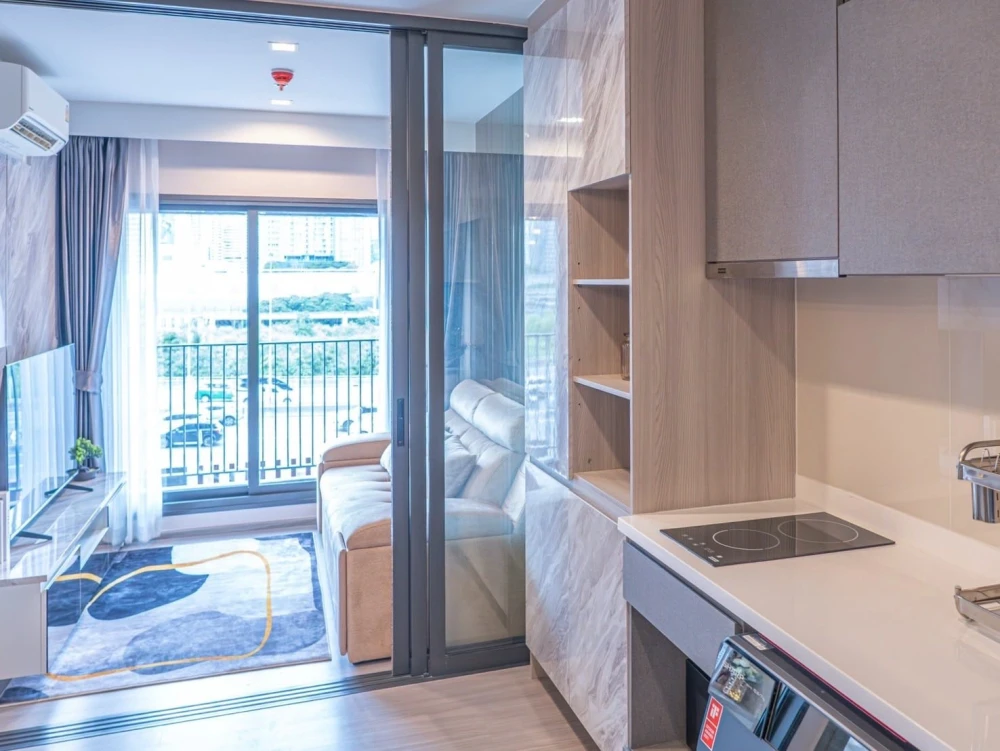 For rent: Life Asoke Hype, Makkasan Expressway view, cool breeze, no blockage, beautiful built-in decoration throughout the room. Reserve now, get it