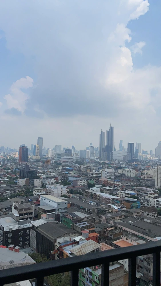 For rent: Supalai Loft Prajadhipok-Wongwian Yai. Stunning views, including Wat Phra Kaew and Icon Siam. Corner unit, 18th floor. Book now!