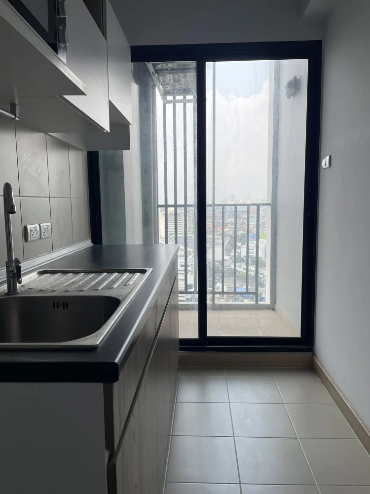 For rent: Supalai Loft Prajadhipok-Wongwian Yai. Stunning views, including Wat Phra Kaew and Icon Siam. Corner unit, 18th floor. Book now!