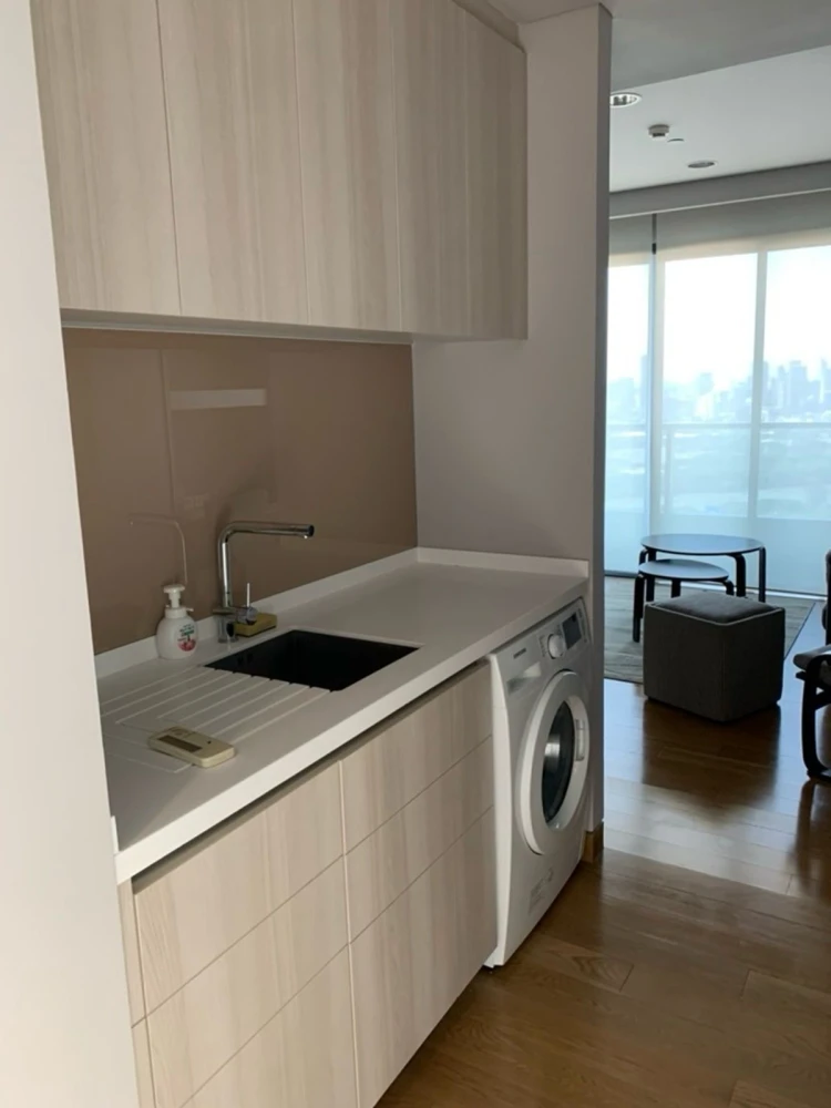 For rent: The Lumpini 24, 35th floor, corner room, fully furnished, nice to live in, reserve now, don't delay.