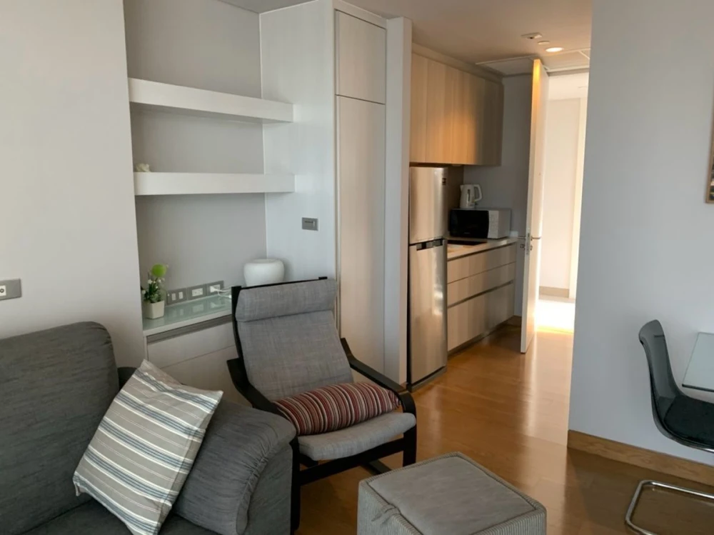 For rent: The Lumpini 24, 35th floor, corner room, fully furnished, nice to live in, reserve now, don't delay.