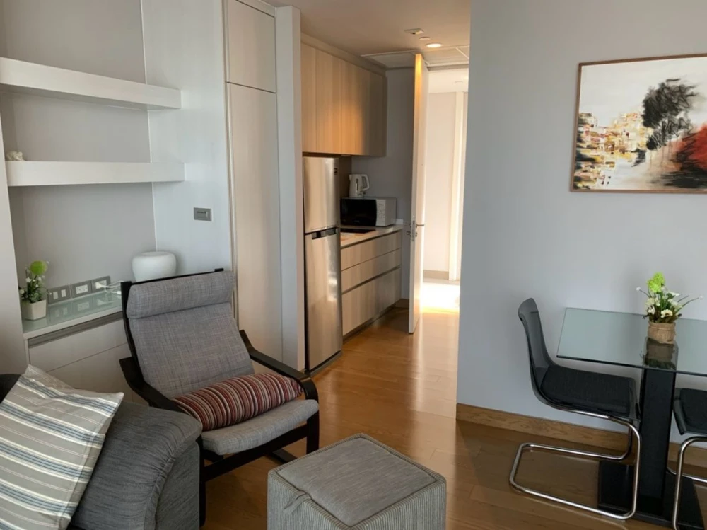 For rent: The Lumpini 24, 35th floor, corner room, fully furnished, nice to live in, reserve now, don't delay.