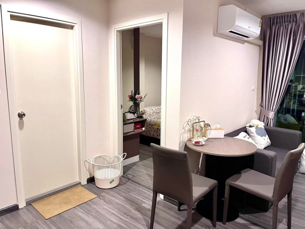 For rent: The Trust Condo @BTS Erawan, 19th floor, high view, great price, don't miss it.