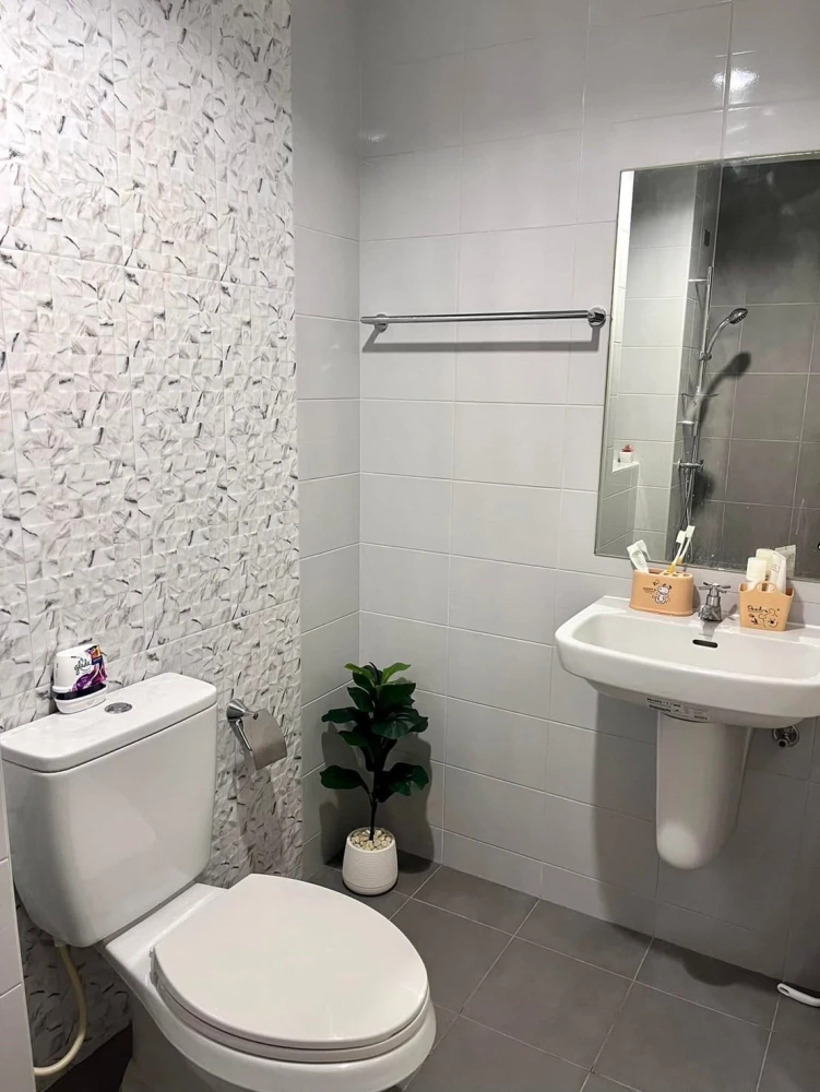 For rent: The Trust Condo @BTS Erawan, 19th floor, high view, great price, don't miss it.