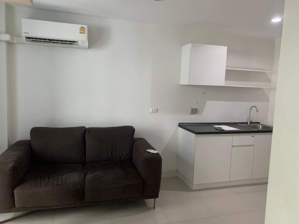 For rent/sale 𝑪𝒐𝒏𝒅𝒐 𝑳𝒆𝒗𝒐 𝟐 𝑳𝒂𝒅𝒑𝒓𝒂𝒐 𝟏𝟖 Spacious and comfortable room, decorated in clean white tones. Reserve now before the room ru