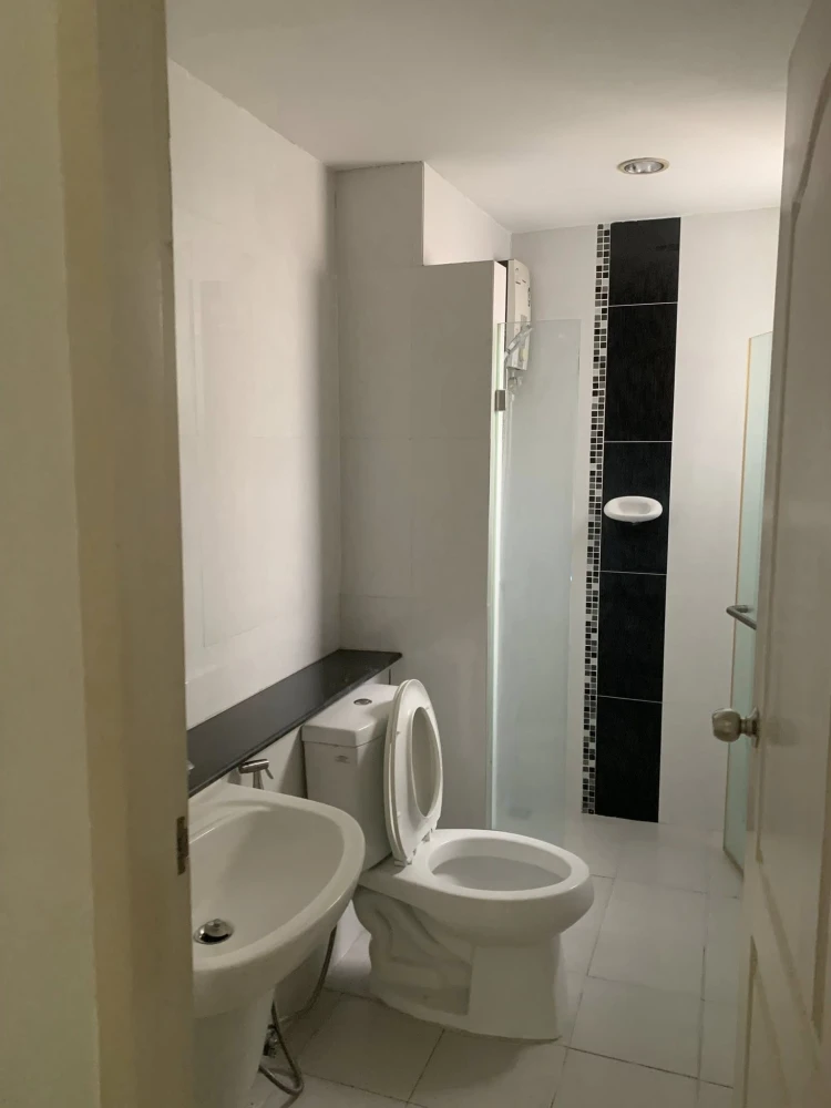 For rent/sale 𝑪𝒐𝒏𝒅𝒐 𝑳𝒆𝒗𝒐 𝟐 𝑳𝒂𝒅𝒑𝒓𝒂𝒐 𝟏𝟖 Spacious and comfortable room, decorated in clean white tones. Reserve now before the room ru