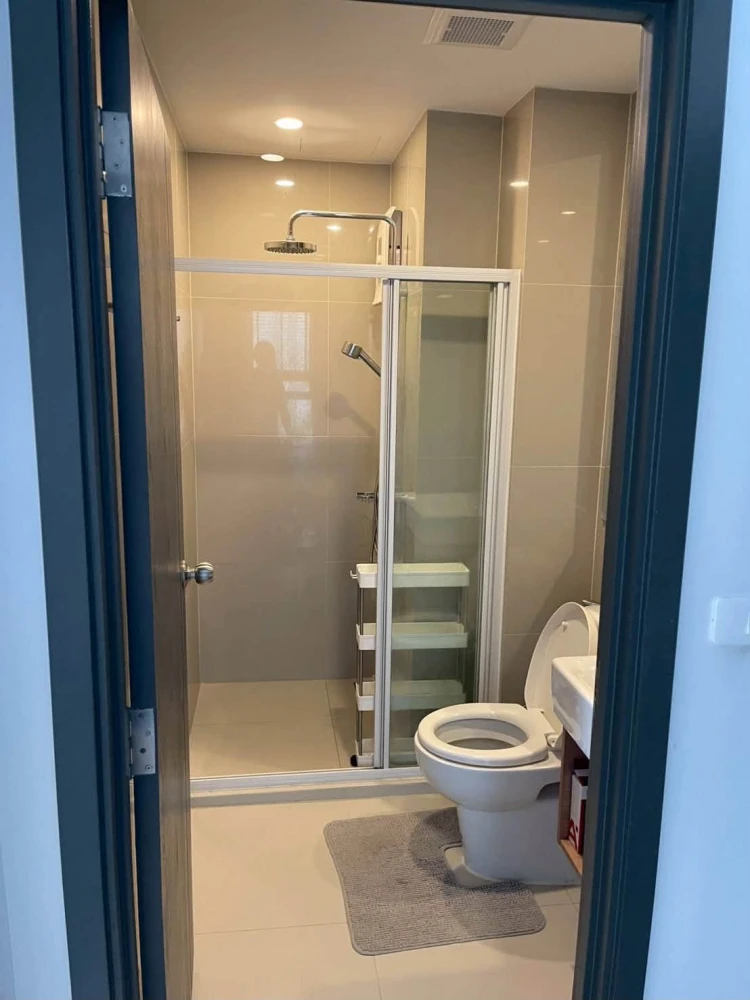 Condo for rent: Elio Del Nest, corner unit, private, 8th floor, Building F, city view, fully furnished. Book now!