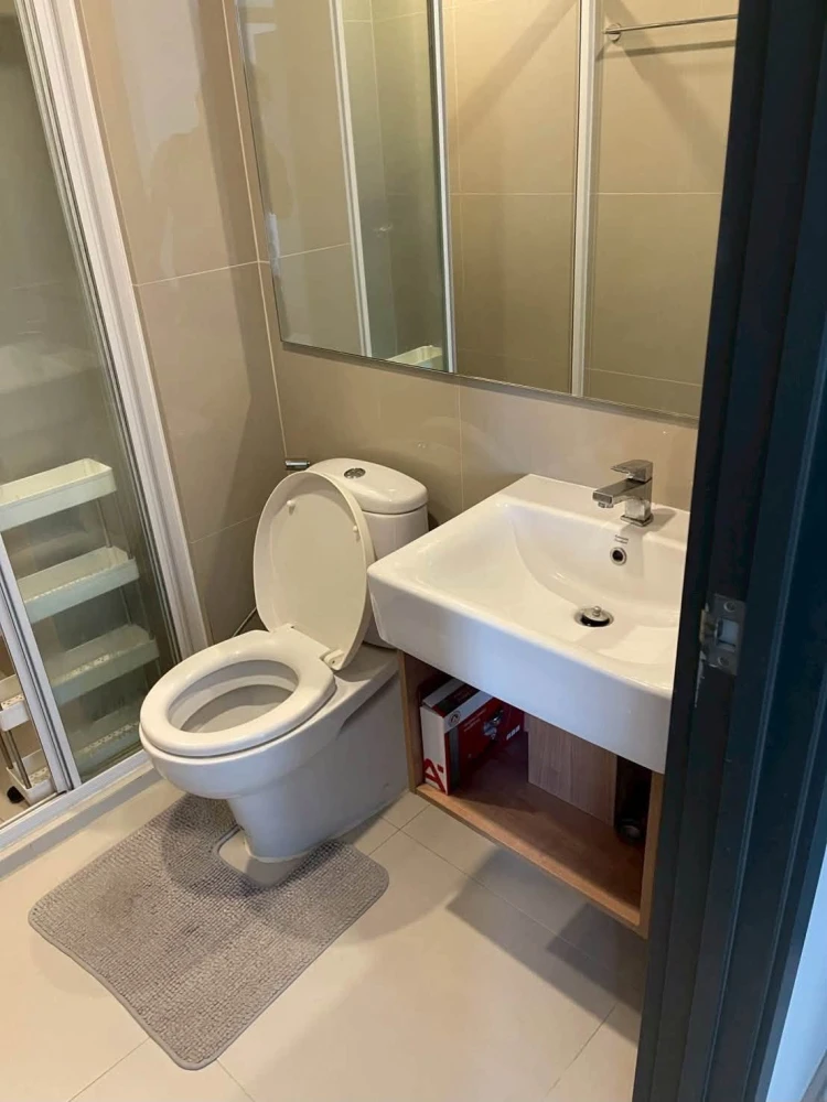 Condo for rent: Elio Del Nest, corner unit, private, 8th floor, Building F, city view, fully furnished. Book now!
