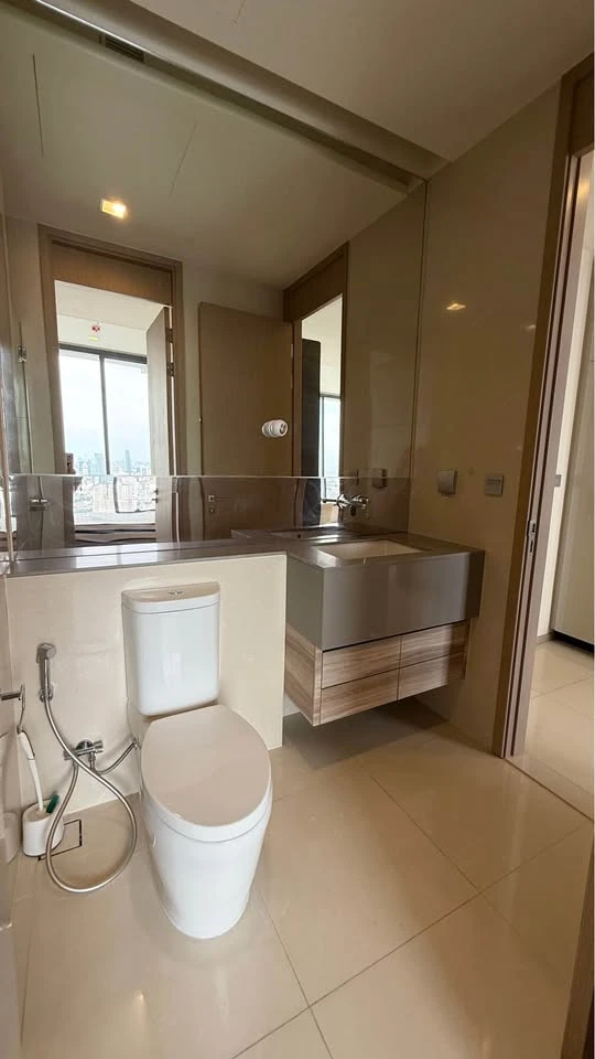 Condo for rent: THE ESSE ASOKE. Large room, comfortable living, lots of usable space, 36th floor, high view. Hurry and reserve now before you miss the