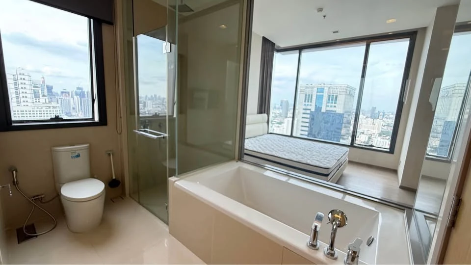 Condo for rent: THE ESSE ASOKE. Large room, comfortable living, lots of usable space, 36th floor, high view. Hurry and reserve now before you miss the