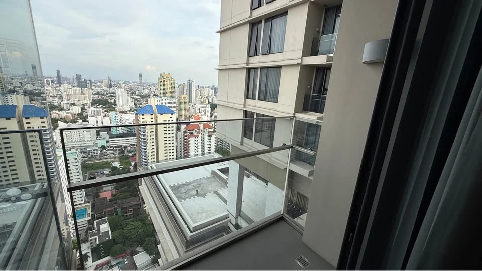 Condo for rent: THE ESSE ASOKE. Large room, comfortable living, lots of usable space, 36th floor, high view. Hurry and reserve now before you miss the