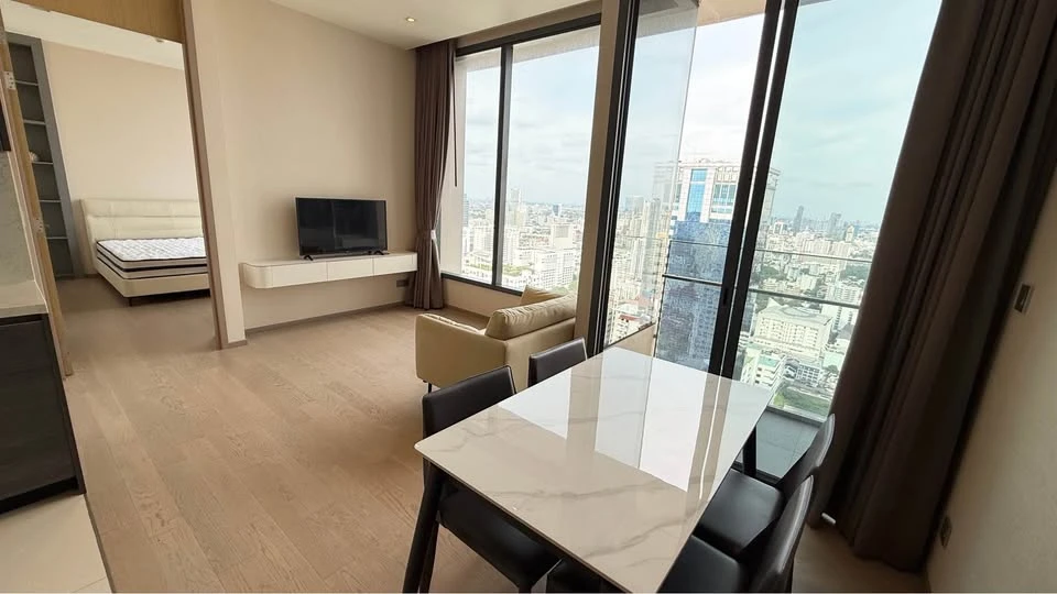 Condo for rent: THE ESSE ASOKE. Large room, comfortable living, lots of usable space, 36th floor, high view. Hurry and reserve now before you miss the