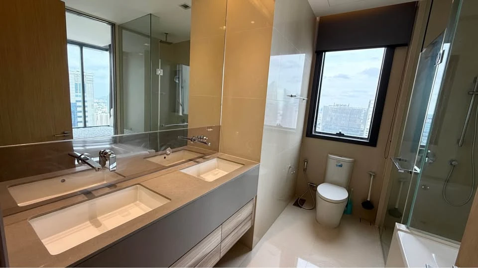 Condo for rent: THE ESSE ASOKE. Large room, comfortable living, lots of usable space, 36th floor, high view. Hurry and reserve now before you miss the
