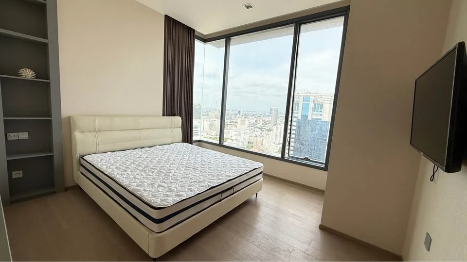 Condo for rent: THE ESSE ASOKE. Large room, comfortable living, lots of usable space, 36th floor, high view. Hurry and reserve now before you miss the