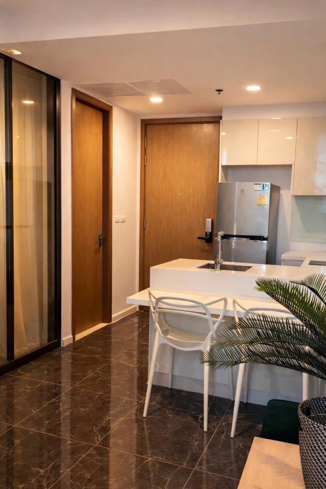 Condo for rent: Bright Wongwian Yai. Nice room, fully furnished with appliances. Just bring your belongings and move in! Don't miss out!