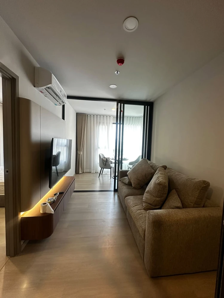 Condo for rent at Aspire Onnut Station. Tastefully decorated unit featuring high-quality built-in furniture and full amenities. Book yours today!