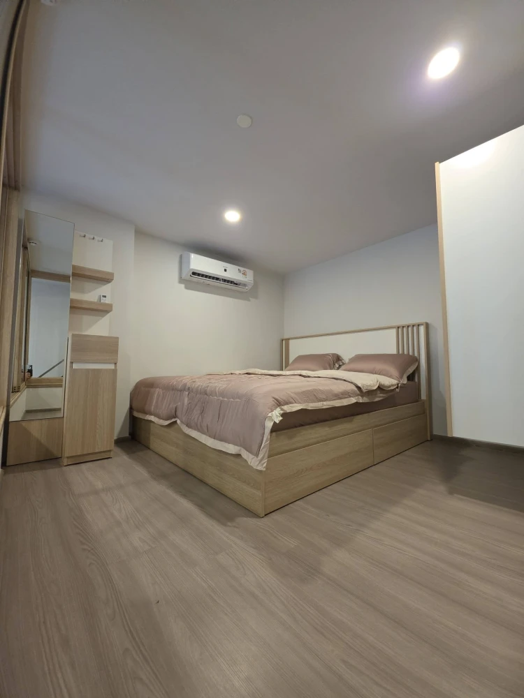 Condo for rent at Aspire Sukhumvit - Rama 4. Ready to move in, 32nd floor with great views. Convenient and fully furnished. Book now!