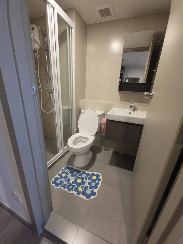 Condo for rent at Aspire Sukhumvit - Rama 4. Ready to move in, 32nd floor with great views. Convenient and fully furnished. Book now!