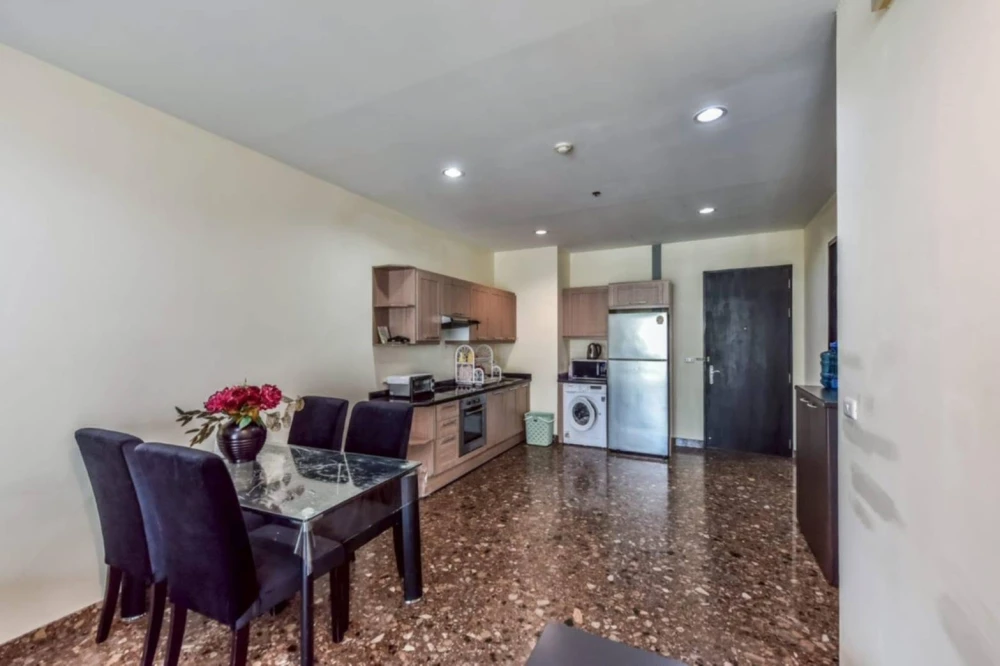 Condo for rent at Baan Klang Krung Siam-Pathumwan. Spacious unit with ample living space and full facilities. Book now!