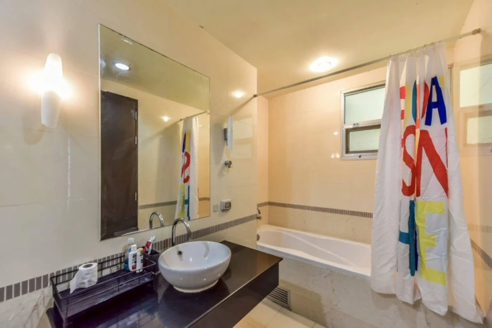Condo for rent at Baan Klang Krung Siam-Pathumwan. Spacious unit with ample living space and full facilities. Book now!