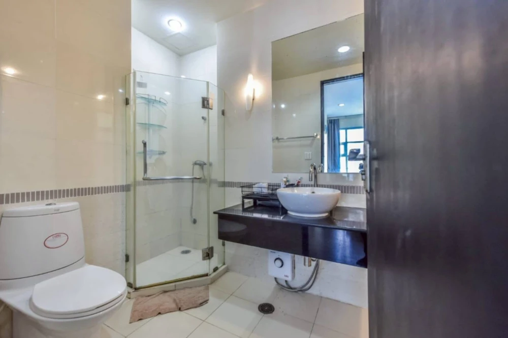 Condo for rent at Baan Klang Krung Siam-Pathumwan. Spacious unit with ample living space and full facilities. Book now!