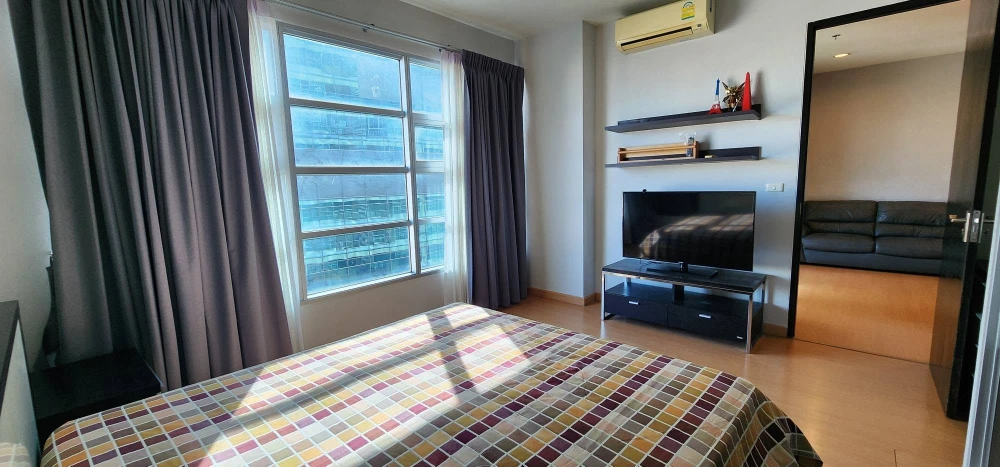 Condo for rent at Baan Klang Krung Siam-Pathumwan. Spacious and comfortable unit with ample living space. Book now, don't miss out!