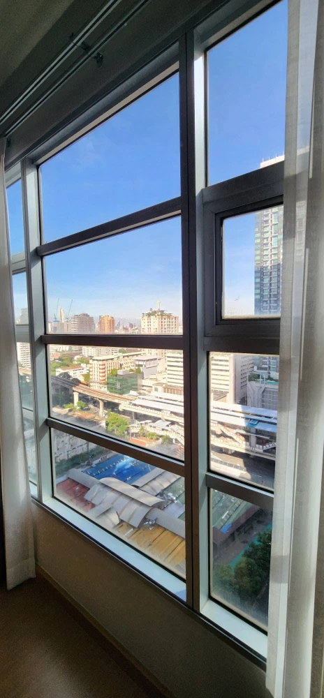 Condo for rent at Baan Klang Krung Siam-Pathumwan. Spacious and comfortable unit with ample living space. Book now, don't miss out!