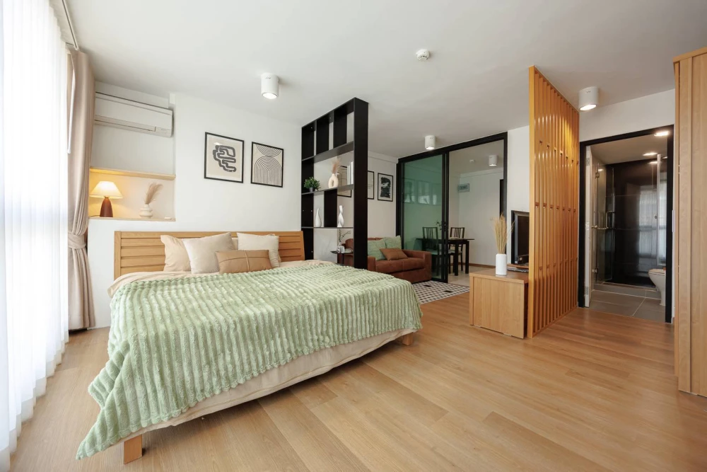 Condo for rent at Bangkok Feliz Sukhumvit 69-2. Minimalist Muji-style decorated unit, ready to move in. Prime location. Book now!