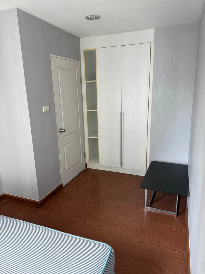 Condo for rent at Belle Grand Rama 9. Spacious room with complete amenities. Don't miss out!