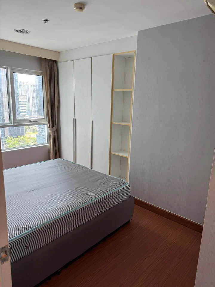 Condo for rent at Belle Grand Rama 9. Spacious room with complete amenities. Don't miss out!