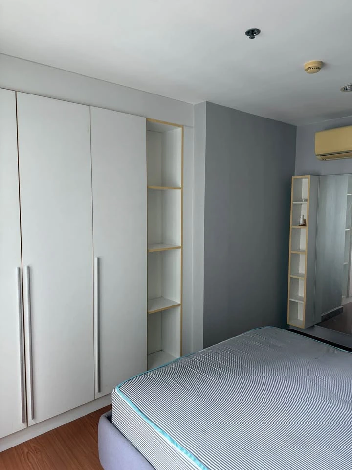 Condo for rent at Belle Grand Rama 9. Spacious room with complete amenities. Don't miss out!